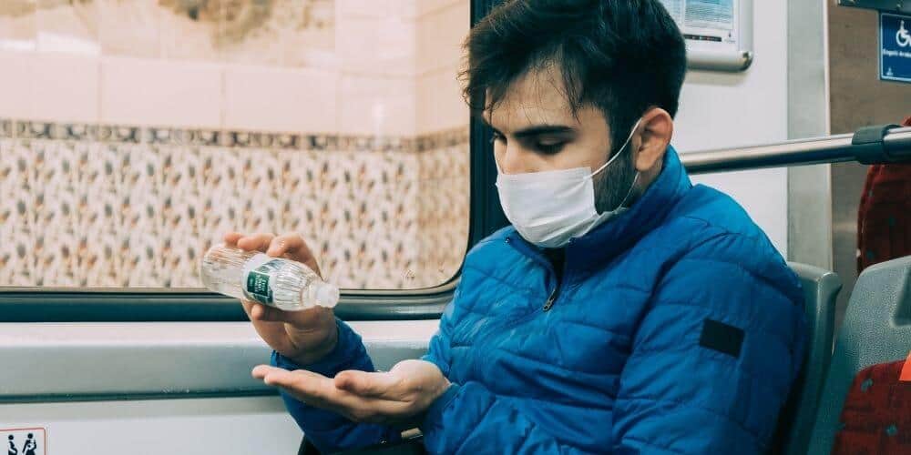 tips-para-protegerse-al-viajar-en-transporte-público-desinfectante-de-manos-higiene-insumosfirstpro.com