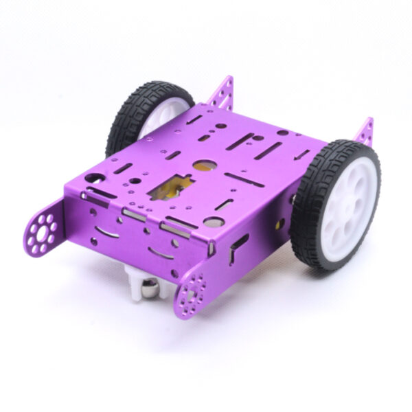 Estos kits suelen incluir un chasis, motores, ruedas, y a veces, componentes electrónicos básicos como una placa de control y sensores.