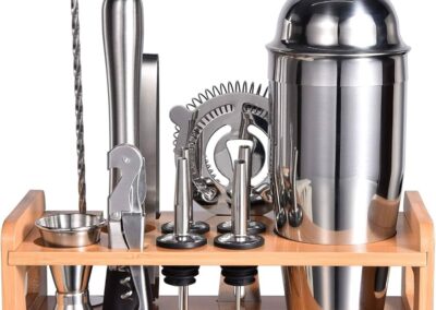 Este conjunto de 12 piezas, hecho de acero inoxidable y con base de bambú, te permite crear cócteles como un profesional en casa.