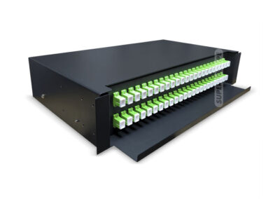 La bandeja deslizable ODF (Optical Distribution Frame) es un componente clave en la gestión de redes de fibra óptica. Diseñada para simplificar el acceso y la organización de los cables, esta bandeja ofrece una solución eficiente y segura para la distribución de fibras en racks o armarios.