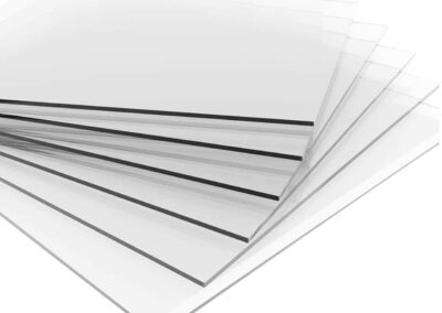 La mica es un mineral natural, formado por láminas delgadas y flexibles, con propiedades únicas que la hacen ideal para una amplia variedad de aplicaciones industriales.