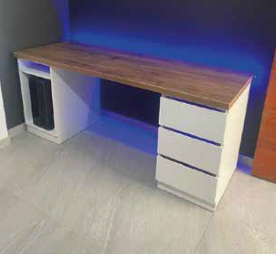 Un escritorio de melamina de 1.2 metros es un mueble funcional y estético, ideal para espacios de trabajo, estudio o incluso como mesa auxiliar. Su tamaño lo hace perfecto para adaptarse a diferentes ambientes y necesidades.
