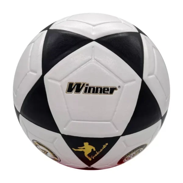 La pelota de fútbol es un objeto esférico esencial para la práctica de este deporte.