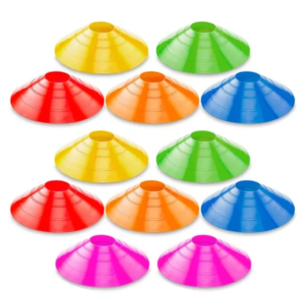 El juego de 12 platos de entrenamiento es la herramienta esencial en el mundo del fútbol. Ideales para establecer circuitos y definir espacios de juego.