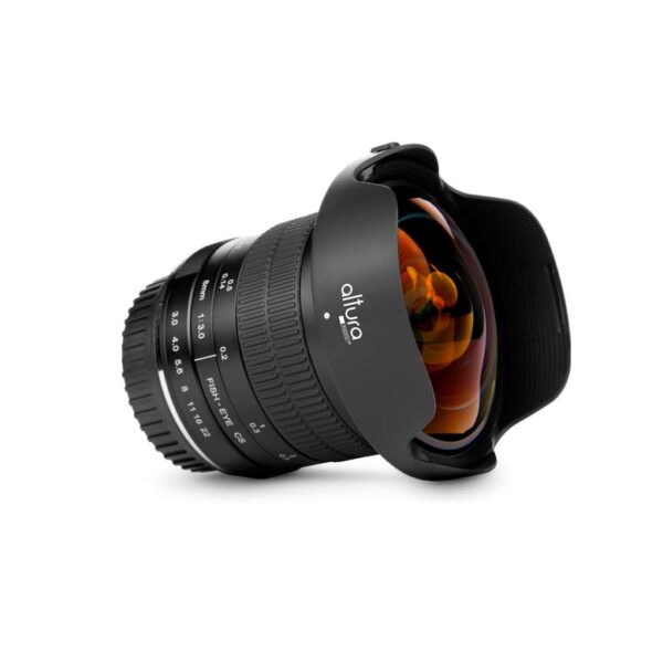La lente fisheye, también conocida como "ojo de pez", es un tipo de objetivo fotográfico que se caracteriza por su ángulo de visión extremadamente amplio, que puede llegar a alcanzar los 180 grados o incluso más.