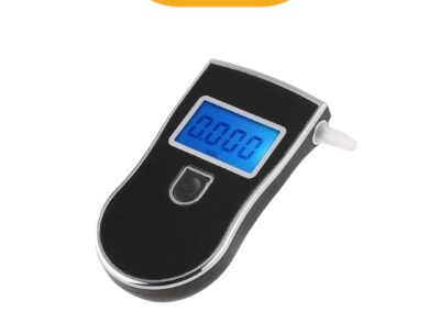 Alcoholímetro digital negro con pantalla LCD y diseño compacto.