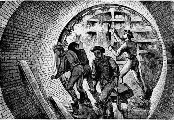 Desde la antigüedad, se pueden encontrar indicios de preocupaciones por la seguridad en el trabajo, especialmente en actividades como la minería y la construcción.