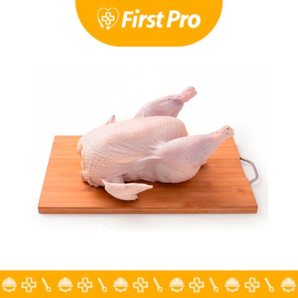 Imagen de un pollo entero crudo, mostrando su tamaño y apariencia fresca.