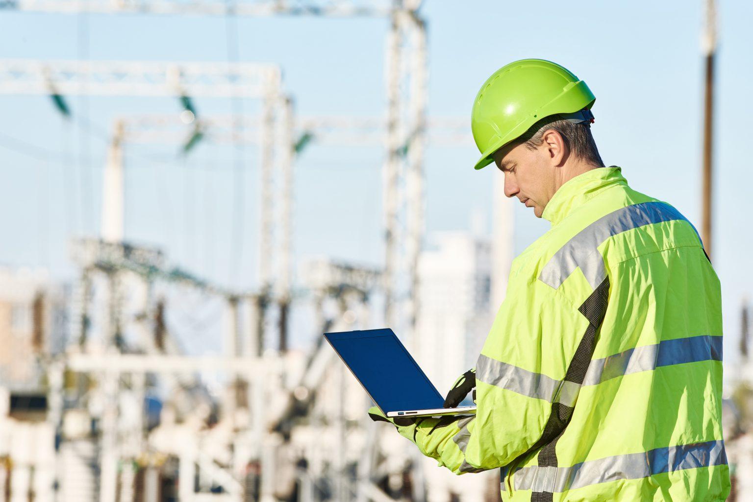 En lugar de confiar en su memoria, use una lista de verificación cuando aplique prácticas de seguridad eléctrica en su lugar de trabajo. Una lista de verificación digital es una herramienta poderosa que puede servirle como guía para realizar trabajos cerca de equipos y riesgos eléctricos.
