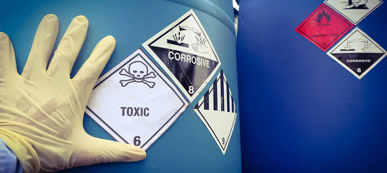 Si no sabes como identificar estos residuos para el correcto manejo de residuos peligrosos te puedes ayudar a través de sus características de estas siglas CRTIB, es decir corrosivo, reactivo, tóxico, inflamable y biológicamente infeccioso.