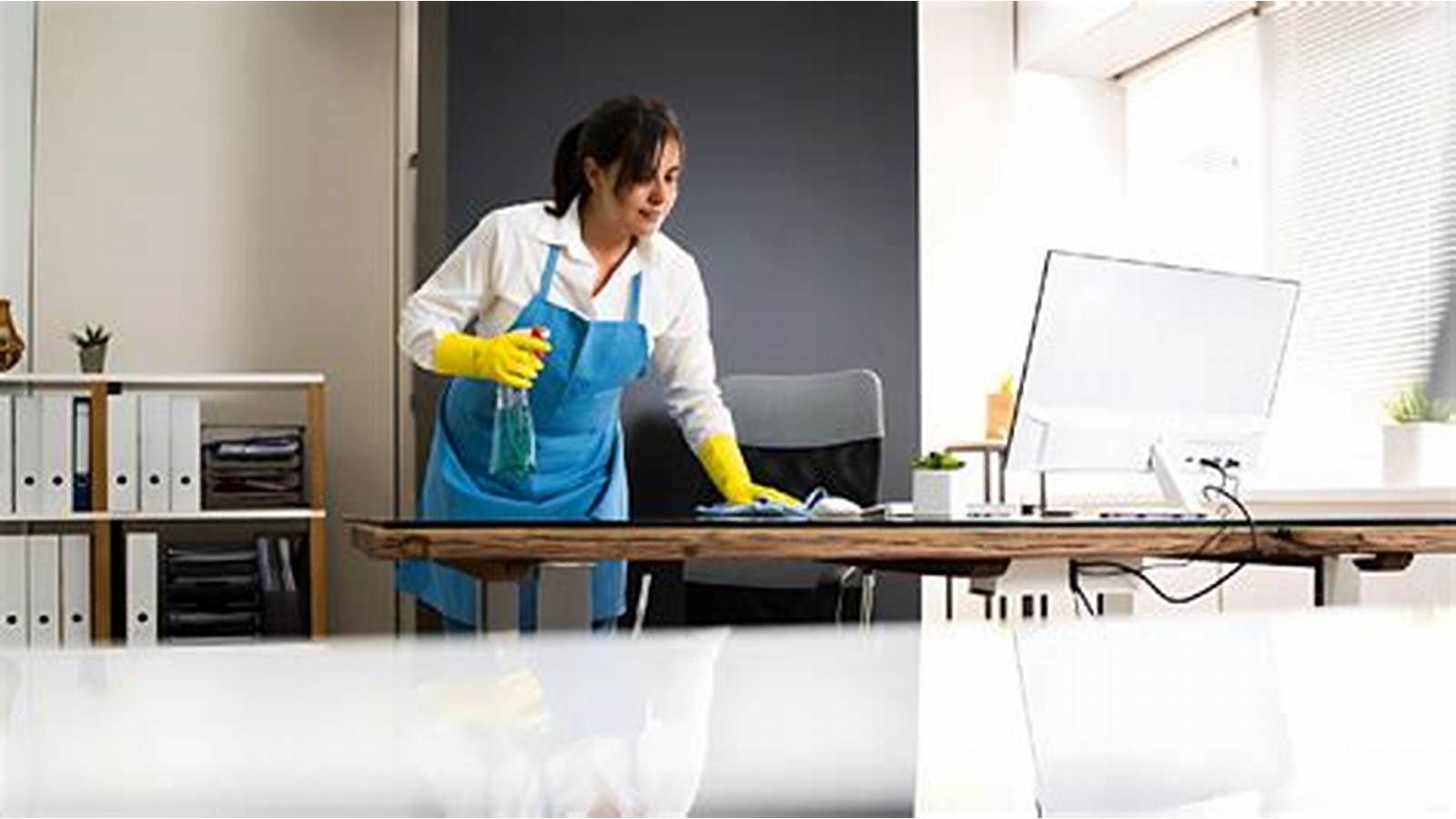En este artículo, te contaremos cómo una limpieza eficiente en la oficina puede ayudar a aumentar la productividad, mejorar el ambiente laboral y reducir el absentismo por enfermedad.