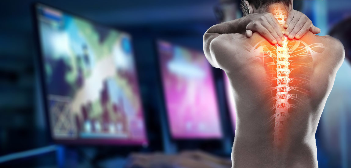 Si, en vez de seguir estas normas, se adoptan malas posturas, la espalda puede sufrir lesiones a corto, medio o largo plazo como desviaciones de la columna -escoliosis, cifosis, lordosis…-, dolor en la zona lumbar o cervical, hernias discales y contracturas musculares entre otras, y además repercutir en otras estructuras como la cadera o los hombros.
