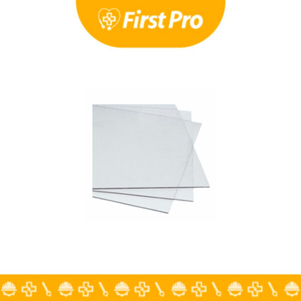 Detalle en primer plano de una plancha de policarbonato transparente $3.05 \text{m} \times 2.05 \text{m} \times 2 \text{mm}$ de acabado sólido o compacto, con su película protectora que indica la cara con filtro UV. La imagen debe resaltar su claridad óptica, similar al vidrio, y la uniformidad de su superficie, proyectando la alta calidad del material. Debe ilustrar un corte limpio del borde para mostrar el espesor exacto de $2 \text{mm}$.