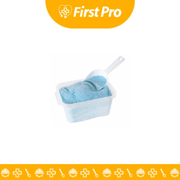 Bolsa o caja de Detergente en Polvo de 1 Kg de color blanco y azul. El empaque muestra gránulos de polvo (posiblemente con puntos azules) y gráficos que indican su uso para lavado de ropa y Alta Espuma. Destaca la leyenda "1 Kg" y el nombre del producto (ej. Multiusos o Profesional).