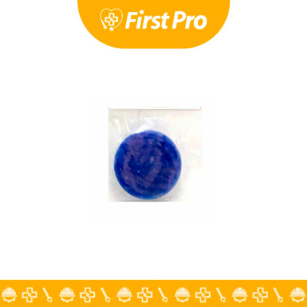 Conjunto de varias Pastillas para WC 60 g de colores variados (púrpura, azul, amarillo), mostrando un gancho de plástico flexible para colgar del borde del inodoro. La imagen enfatiza el formato de 60 gramos y su triple función: desinfectante, desodorizante y limpiador.