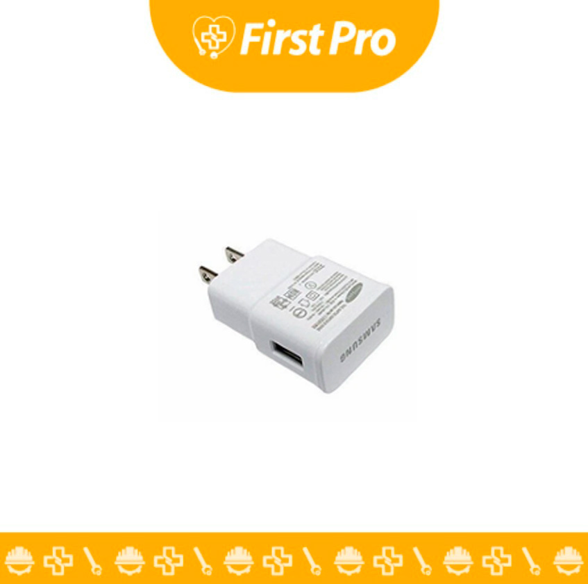 Fotografía de primer plano del Cargador de Viaje Samsung EP-TA20JWE Micro USB Blanco. La imagen debe mostrar el adaptador de pared en color blanco, con su puerto USB de salida claramente visible en la parte inferior. En el lateral del cargador, se aprecian las especificaciones técnicas impresas, destacando las salidas de "5.0V==2.0A" y "9.0V==1.67A". Se recomienda incluir en la composición el cable USB a Micro USB original, doblado de forma ordenada junto al adaptador, para ilustrar el kit completo de carga rápida. El fondo debe ser neutro (blanco o gris claro) para maximizar la visibilidad del producto.