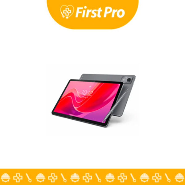 Una toma de estudio de la Tablet Lenovo Tab K11 11 pulgadas en color Luna Grey, mostrando el dispositivo con su pantalla encendida y la interfaz de Android activa. La tablet se encuentra ligeramente inclinada, destacando el delgado perfil y el acabado metálico de la carcasa. A su lado derecho, se exhiben los accesorios incluidos, como el Lenovo Tab Pen Plus y el Lenovo Tab K11 Folio Keyboard (conectado o al costado), enfatizando su funcionalidad para estudio y productividad. La imagen debe tener una iluminación suave para resaltar la definición de la pantalla WUXGA IPS y el elegante tono Luna Grey.