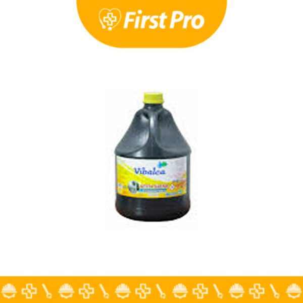 Envase de plástico tipo galón (3.785 L) de Quita Sarro VIBALCA. El líquido es transparente o ligeramente coloreado. La etiqueta advierte sobre su naturaleza concentrada y resalta su función Desincrustante para baños e inodoros.