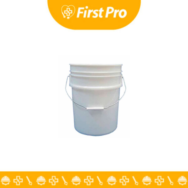 Balde de Plástico 5 Galones (18.9 L) blanco o negro, con forma cónica, incluyendo una tapa a presión hermética y un asa de metal con agarre plástico. La imagen destaca su diseño liso y robusto, ideal para uso industrial y comercial.