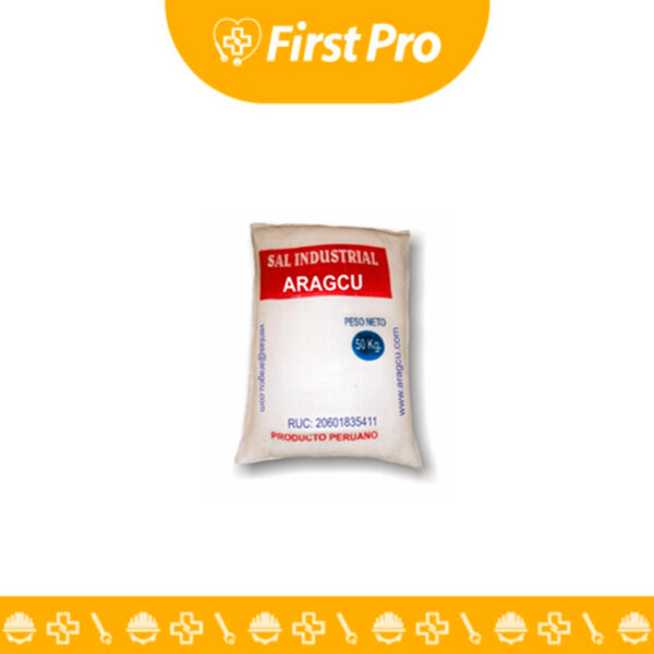 Una fotografía clara de un saco de Sal Industrial de 50 kg con el etiquetado bien visible. El saco debe mostrar una presentación robusta, típicamente de polipropileno, y si es posible, debe estar parcialmente abierto para exponer los cristales o la granulometría de la sal, enfatizando su uso específico para pozo a tierra o puesta a tierra.