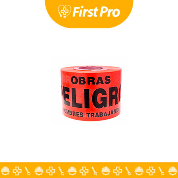 Rollo de Cinta de Seguridad Roja (con leyenda de "PELIGRO" en color blanco o negro) fabricada en polietileno de alta resistencia, utilizada para la delimitación urgente y restricción total de acceso a zonas con peligro inminente, como caídas o riesgos eléctricos.