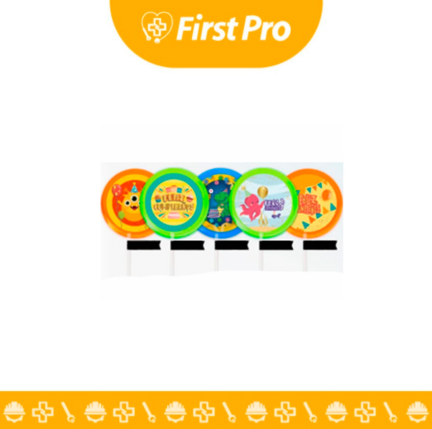 Primer plano de una paleta de caramelo artesanal gigante con diseño de remolino multicolor (rojo, azul y amarillo), centrada en un círculo de caramelo blanco con la leyenda "Feliz Cumpleaños" grabada en relieve de color rojo. Está montada en un palo de papel blanco y tiene un acabado cristalino y brillante, ideal para una mesa de dulces de cumpleaños.