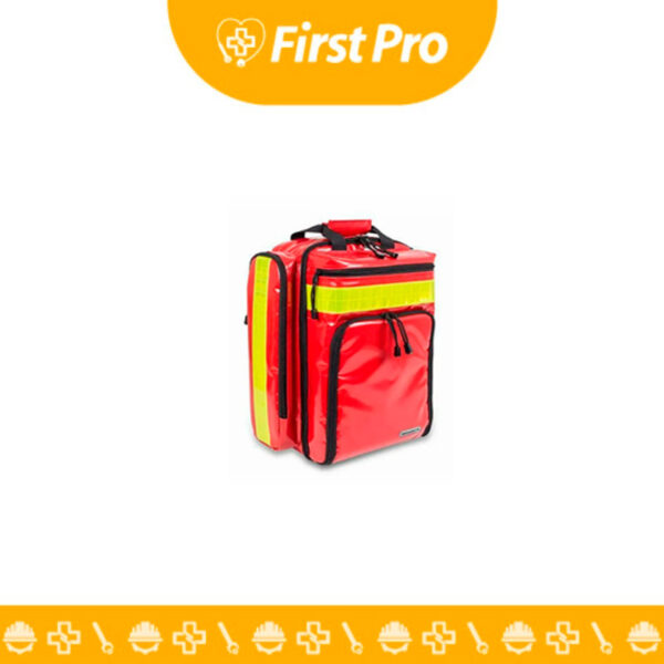 Mochila de rescate sanitaria EM13.029 de color rojo (o azul) fabricada en Tarpaulin, con bandas reflectantes de alta visibilidad. La imagen muestra la mochila abierta, con su interior desplegable y múltiples compartimentos transparentes y de red, destacando su organización para material de Soporte Vital Básico. En el exterior se aprecia el bolsillo frontal para desfibrilador.