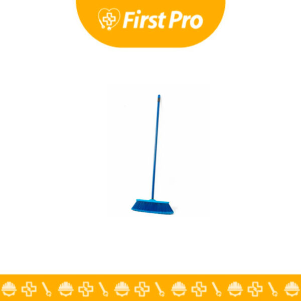 Escoba de plástico industrial de cabeza ancha, con cerdas rígidas de PVC o Polipropileno en color vibrante (azul, rojo o amarillo) y mango largo de madera o plástico, diseñada para barrido de uso rudo en exteriores y almacenes.