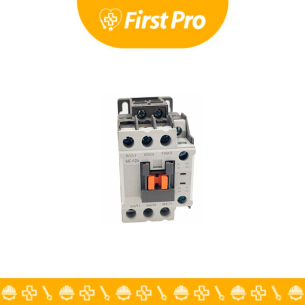 Contactador MC-12B 120V AC 12A (1NO + 1NC), trifásico (3 polos), mostrando la bobina de control de 120V AC, los bornes de potencia y los contactos auxiliares integrados (1NA + 1NC), con capacidad para montaje en riel DIN.