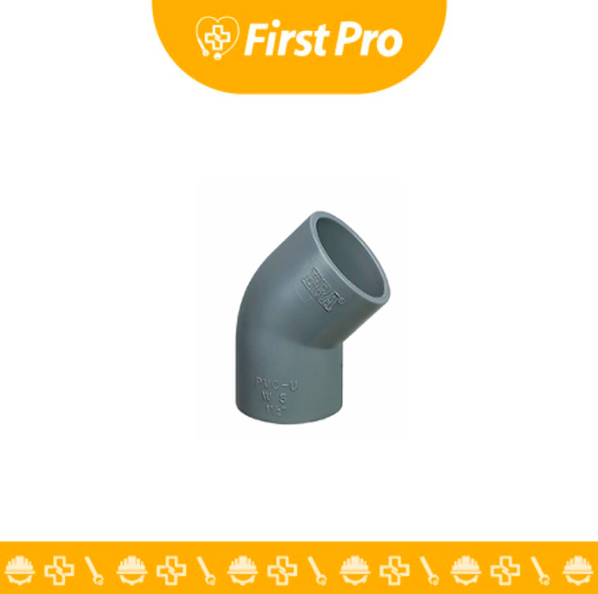 Codo de PVC 45° de 2" Cédula 80 en un plano medio, mostrando claramente la curvatura de $45$ grados y la pared gruesa característica de la Cédula 80 (tono gris oscuro). El codo tiene dos extremos hembra lisos para conexión por cementado solvente. El enfoque resalta la solidez del material y la precisión del ángulo, sugiriendo resistencia a la alta presión y calidad industrial. La imagen debe estar bien iluminada sobre un fondo neutro para destacar sus especificaciones.