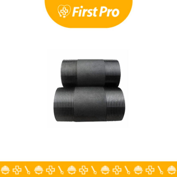 Niple de PVC de 2" Cédula 80 en un plano de detalle, mostrando un segmento corto de tubería con ambos extremos lisos. Se debe resaltar el espesor de la pared que denota la Cédula 80 (tono gris oscuro). La imagen se enfoca en la calidad de corte y la uniformidad del diámetro, transmitiendo la solidez y la precisión necesarias para uniones de alta presión.