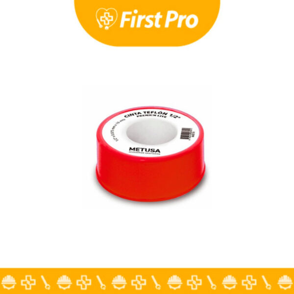 Rollo de Cinta Teflón (PTFE) de 3/4" sobre un fondo neutro o ligeramente texturizado (como una tubería roscada). La imagen debe mostrar la cinta blanca y delgada parcialmente desenrollada, indicando claramente el ancho de $3/4$ de pulgada. El enfoque debe estar en el material liso y su textura fina, que sugiere flexibilidad y capacidad de sellado para roscas.