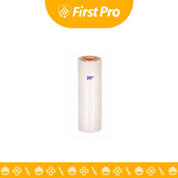 Rollo de Stretch Film Transparente de 20" sobre un fondo industrial (como un pallet de madera con mercancía envuelta). La imagen debe destacar la transparencia total del material y el ancho del rollo (20 pulgadas). El enfoque debe estar en el núcleo de cartón del rollo y la calidad visual de la película enrollada, sugiriendo una alta capacidad de estiramiento y claridad óptica.