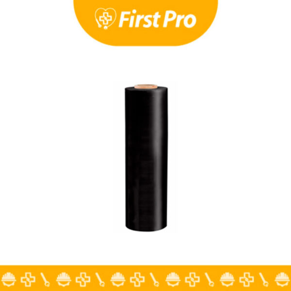 Rollo de Stretch Film Negro de 18" sobre un fondo industrial, quizás contrastando con un pallet parcialmente envuelto. La imagen debe destacar el color negro sólido que ofrece opacidad total y el ancho del rollo (18 pulgadas). El enfoque debe estar en el núcleo de cartón del rollo y la calidad densa de la película enrollada, sugiriendo resistencia a la luz y alta retención.