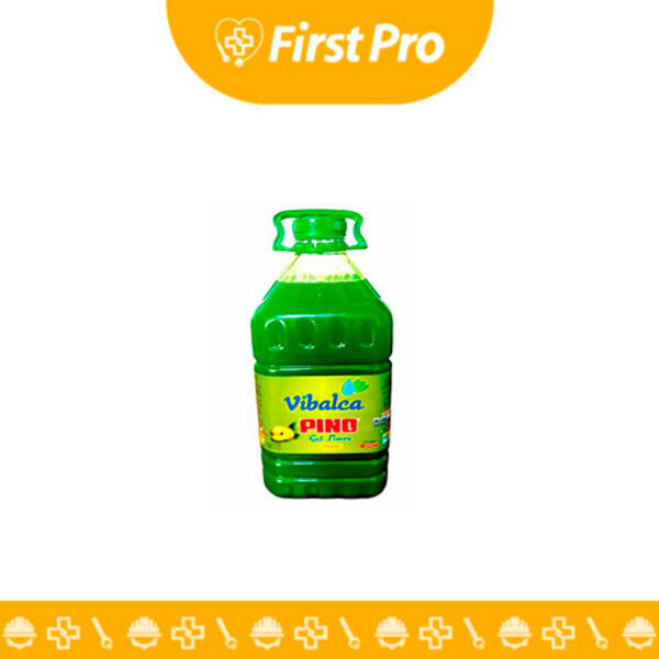 Galón de plástico verde oscuro o transparente de Desinfectante Pino VIVALCA (3.8 L o 4 L), con etiqueta de marca visible, mostrando su uso como limpiador y desinfectante de pisos y superficies con aroma a pino, ideal para uso institucional.