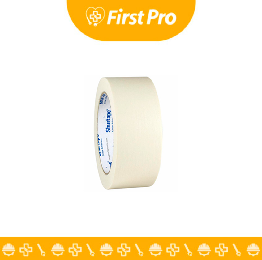 Rollo de Cinta Masking Tape Shurtape de 2" x 40 YD. La imagen debe mostrar el rollo grande con el color beige/amarillo pálido distintivo del papel crepé. El logo o la marca Shurtape deben ser visibles en el núcleo o la envoltura. El enfoque debe estar en la textura ligeramente rugosa del papel crepé, sugiriendo la flexibilidad para seguir contornos y la buena adhesión.