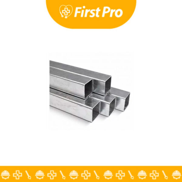 Tubo estructural de acero al carbono con sección cuadrada de $2 \text{ pulgadas por } 2 \text{ pulgadas}$ y $2 \text{ mm}$ de espesor, apilado en un almacén. Muestra su acabado en acero negro, su forma geométrica ideal para estructuras y su longitud estándar de $6 \text{ metros}$.