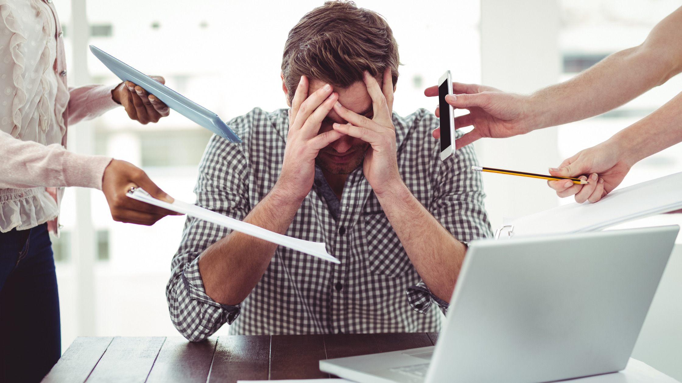 Estrategias para reducir el estrés laboral y mejorar el bienestar en la empresa