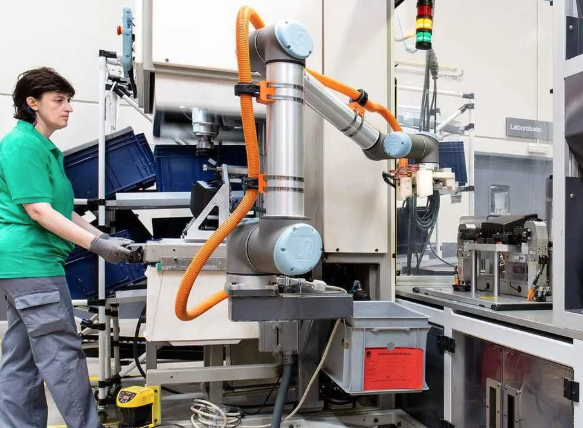 Robots colaborativos (Cobots): cómo están transformando la industria moderna