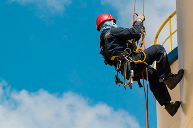 Protección contra caídas en trabajos en altura: equipos y medidas esenciales para una jornada segura Protección contra caídas en trabajos en altura: equipos y medidas esenciales para una jornada segura