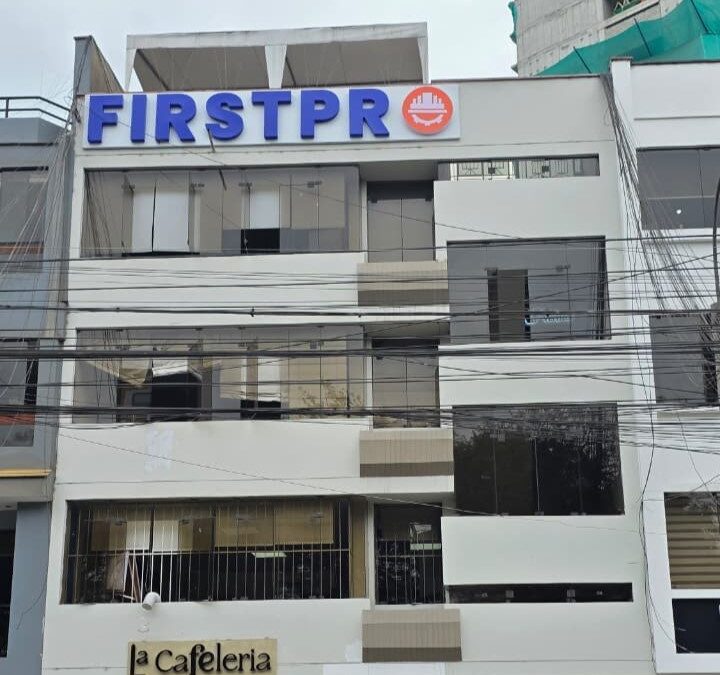 Una nueva imagen, el mismo compromiso: First Pro estrena cartel en su fachada