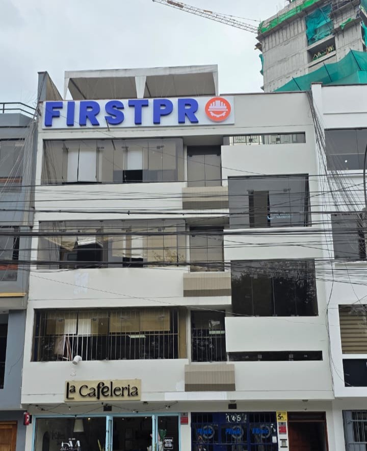 Una nueva imagen, el mismo compromiso: First Pro estrena cartel en su fachada